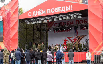 9 мая на Соборной площади Государственный ансамбль песни и танца "Волга" имени В.А. Ионова выступил с музыкально-хореографической постановкой "Василий Тёркин".